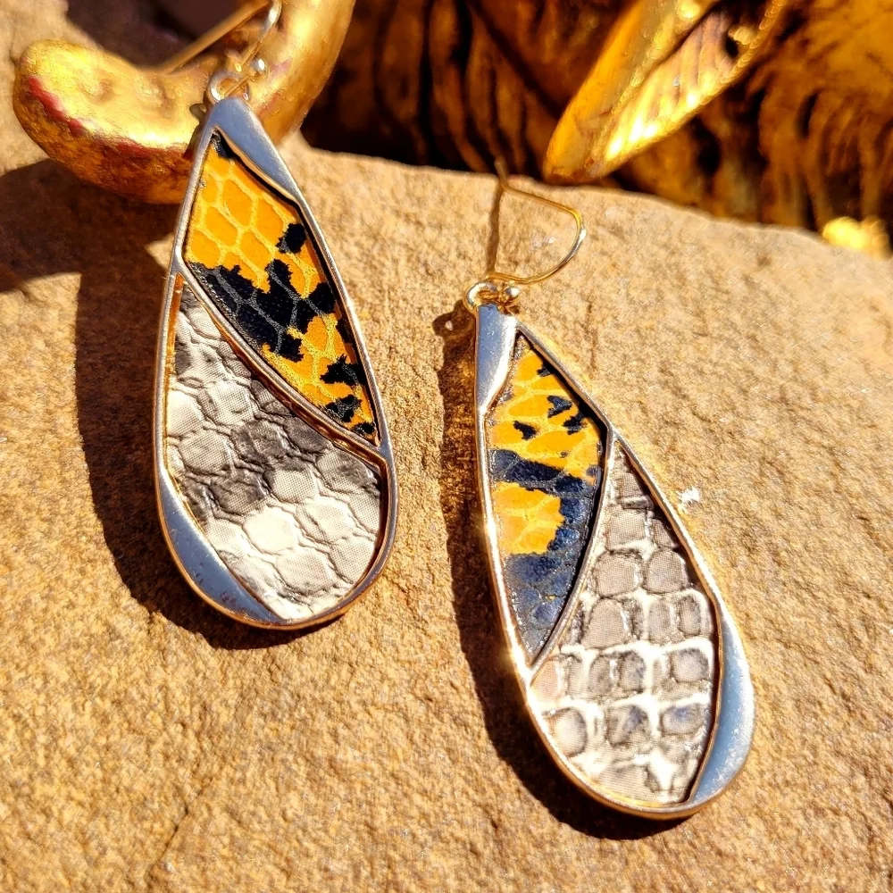 NWT Leather Python Print Gold Drop Earrings - Picture 2 of 13